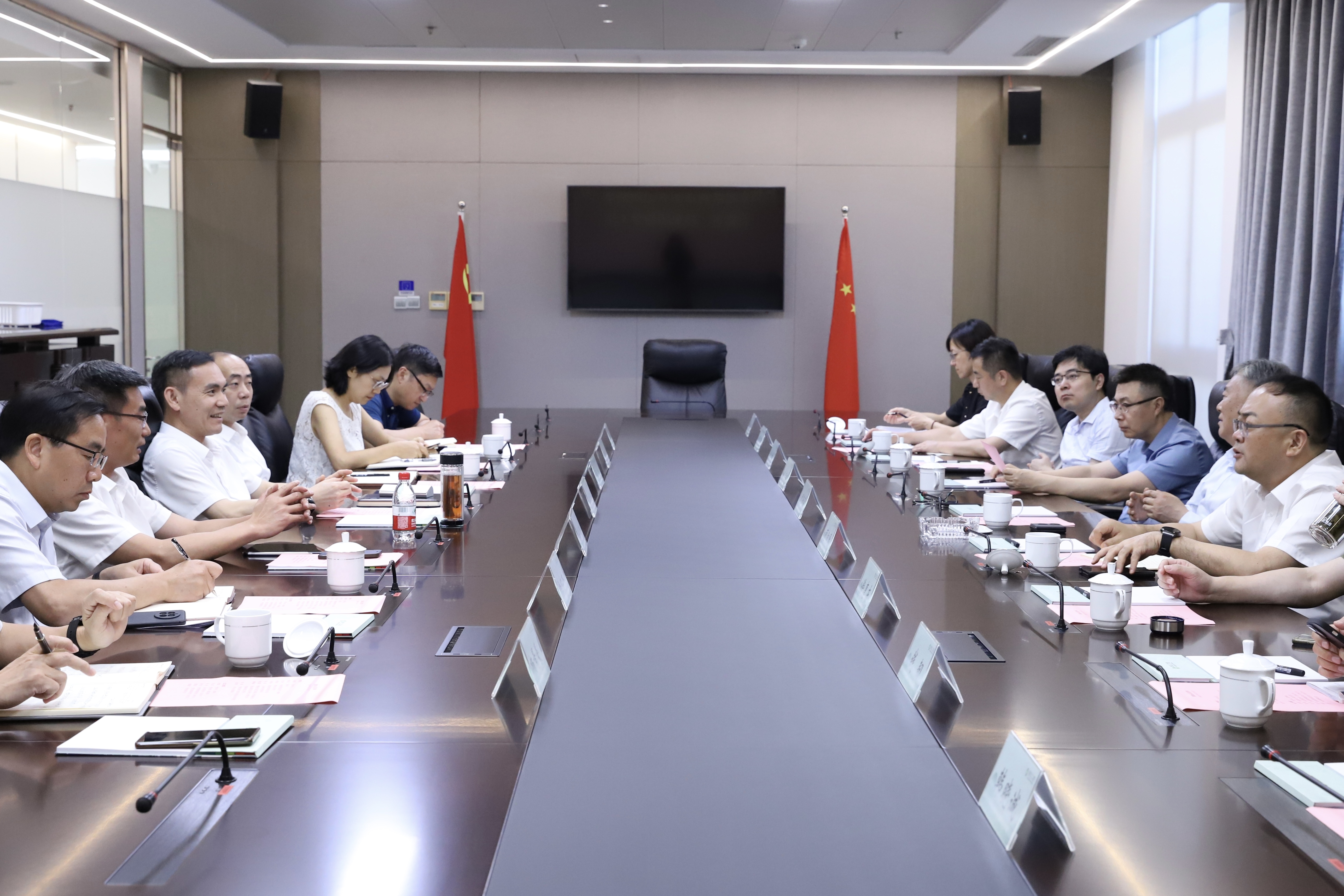 蘇州市政協(xié)副主席、常熟市委書記周勤第一行到訪省二輕集團
